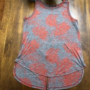 Happening in the Present Sleeveless Shirt Size M